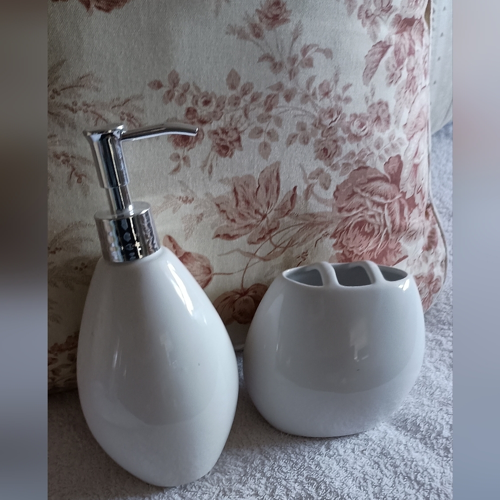 Set of ceramic bath accessories